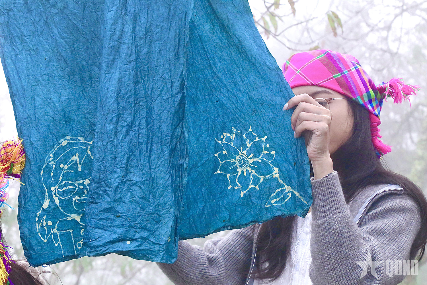 Trải nghiệm văn hóa trong nghệ thuật nhuộm chàm, vẽ sáp ong